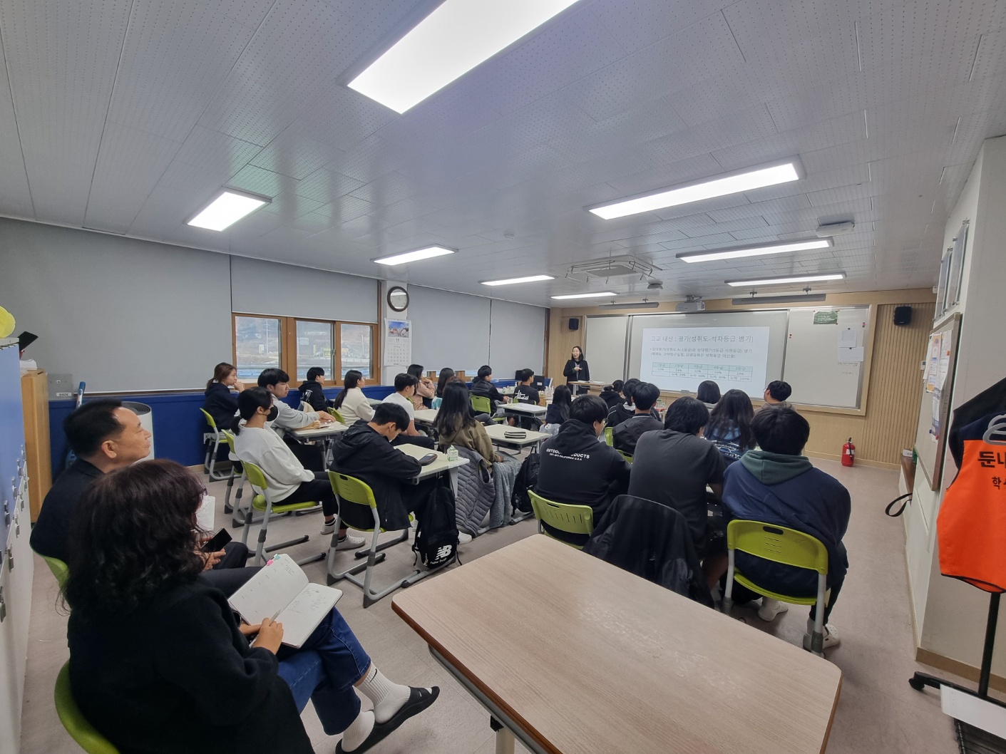 11.15 둔내중 2022개정 교육과정,고교학점제 설명회 및 홍보물 배부 사진